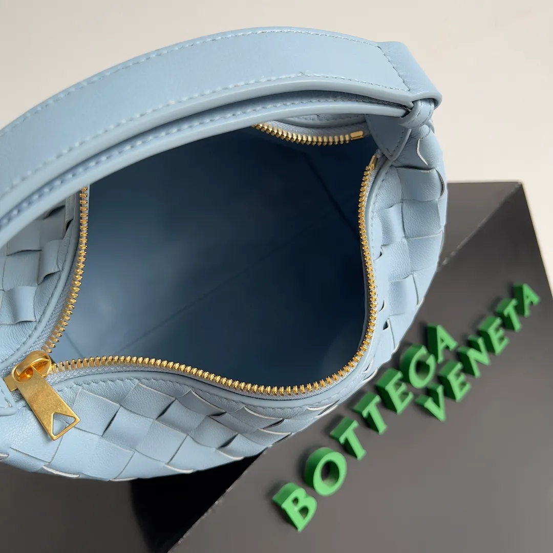 Batch 1360 It is predicted that BV Bottega’s lunch bag will be popular again this year. The entire bag is made of top nappa lambskin, which is very soft and lightweight. It also uses the intrecciato weaving process that the two founders spent several months developing from the beginning of the brand. It is completely hand-woven by Italian craftsmen. It perfectly reflects the craftsmanship of Bottega. The entire bag shape is also a very practical and popular lunch box bag type. The slightly curved arc of the bag mouth can also better fit our wrists. Style number: 754443 Size: 22*13*9